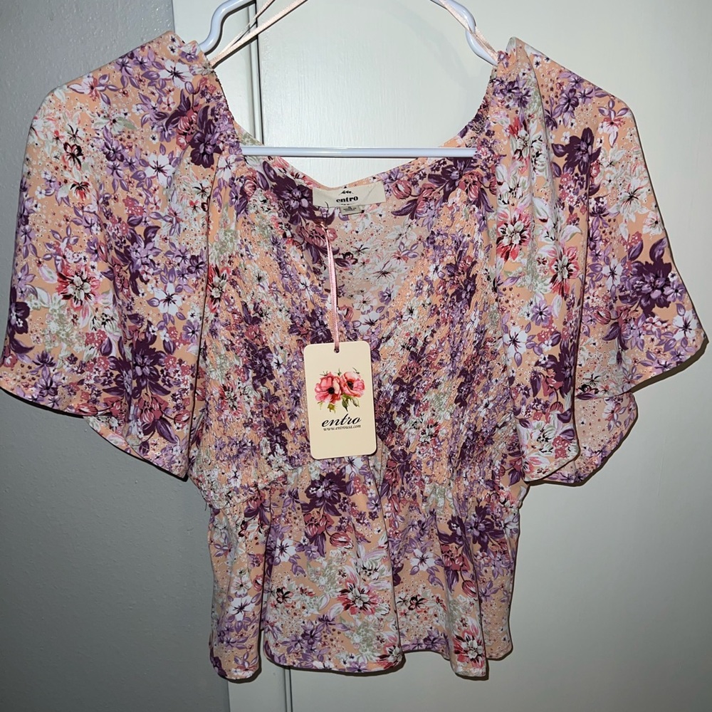 NWT Beautiful lightweight Summer top